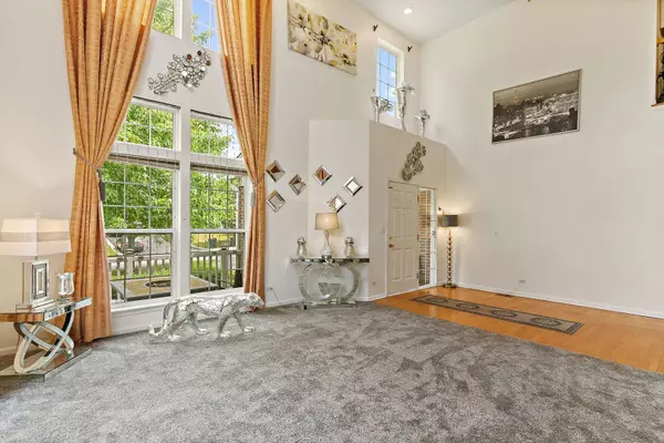 1285 Mallard LN, Hoffman Estates, IL 60192