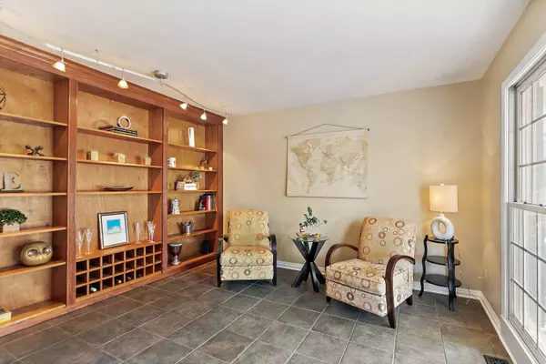 105 Devonshire DR, Dekalb, IL 60115