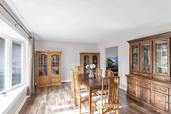 7 Walnut DR, North Aurora, IL 60542