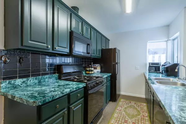 2S616 Linden SQ, Warrenville, IL 60555