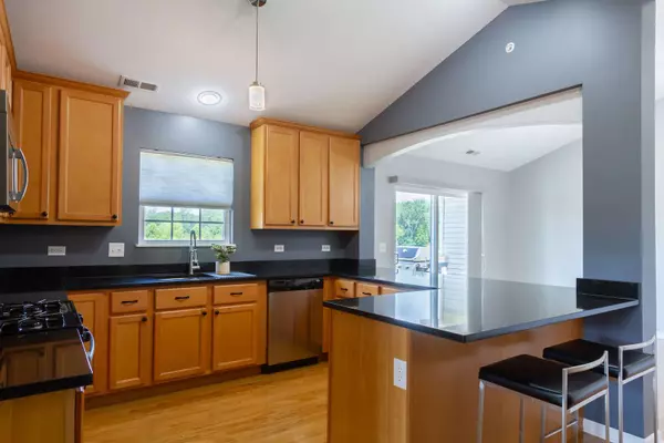 2746 Acorn CT #2746, West Dundee, IL 60118