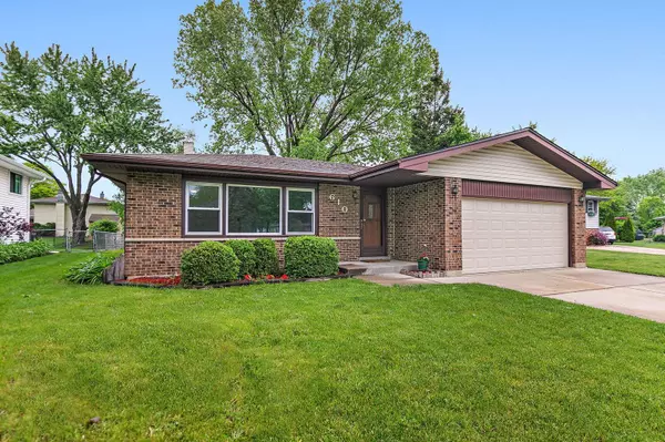 610 Catalpa LN, Bartlett, IL 60103