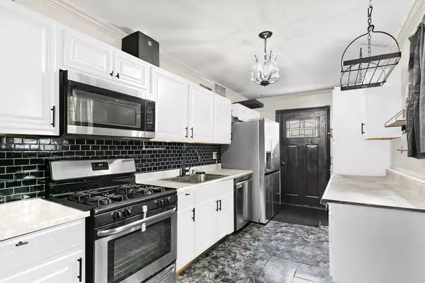 49 WREN RD, Carpentersville, IL 60110