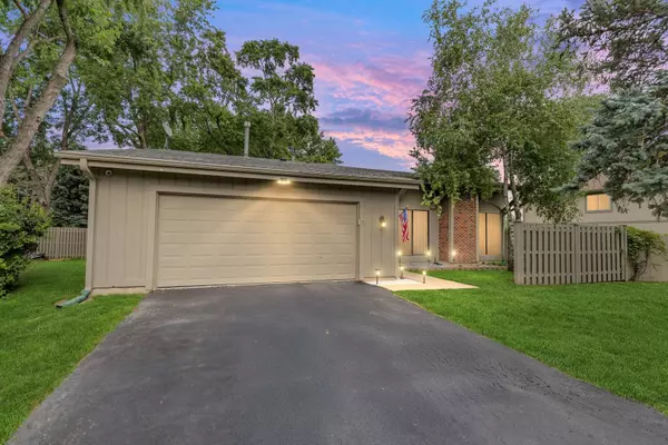 755 N Woodfield TRL, Roselle, IL 60172