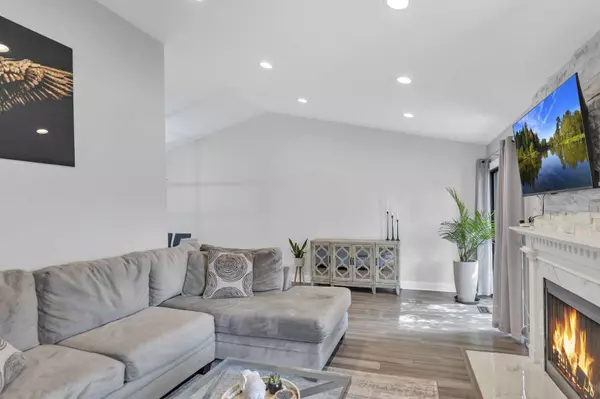 755 N Woodfield TRL, Roselle, IL 60172