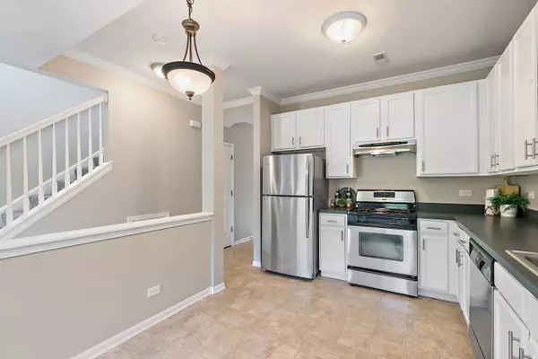 2284 Flagstone LN, Carpentersville, IL 60110