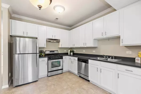 2284 Flagstone LN, Carpentersville, IL 60110