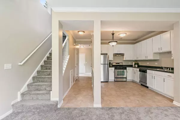 2284 Flagstone LN, Carpentersville, IL 60110