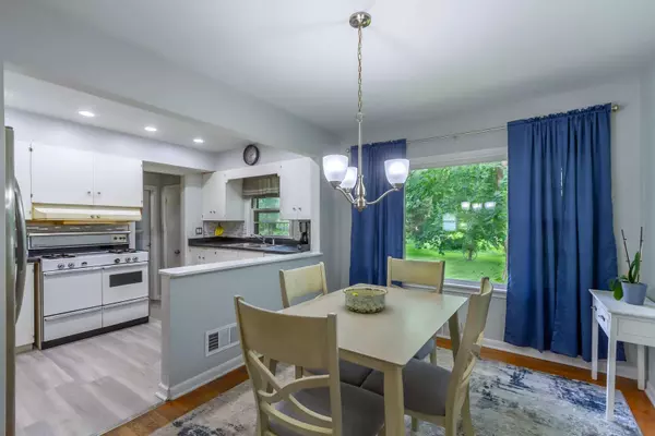 285 Illinois ST, Crystal Lake, IL 60014