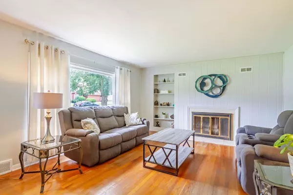 285 Illinois ST, Crystal Lake, IL 60014