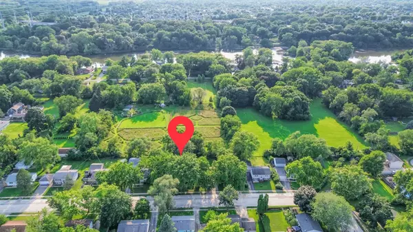 1060 Mark ST, South Elgin, IL 60177