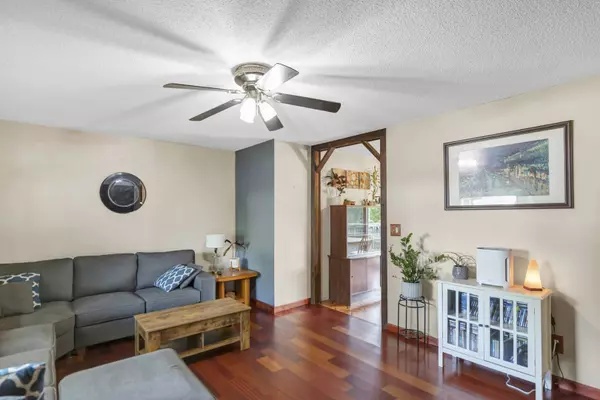 1060 Mark ST, South Elgin, IL 60177