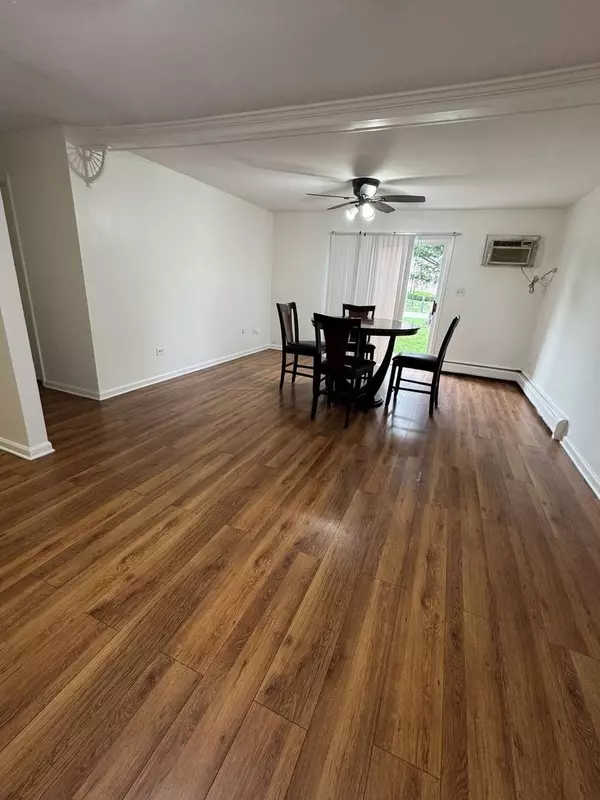 143 W ELK TRL #143, Carol Stream, IL 60188