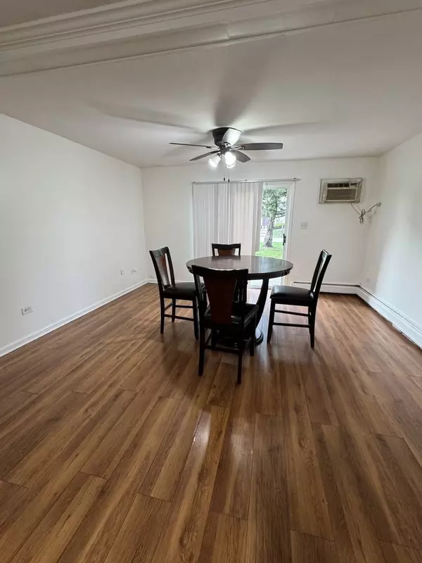 143 W ELK TRL #143, Carol Stream, IL 60188