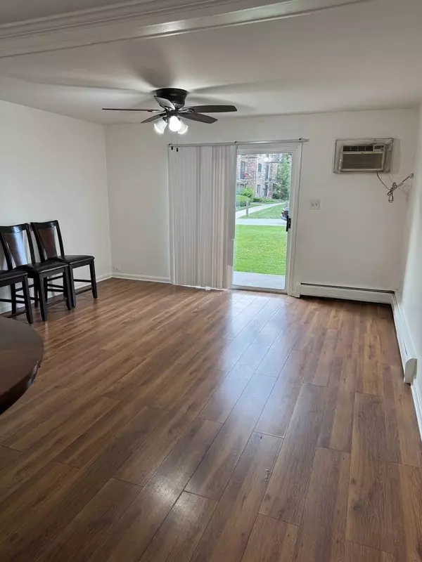 143 W ELK TRL #143, Carol Stream, IL 60188