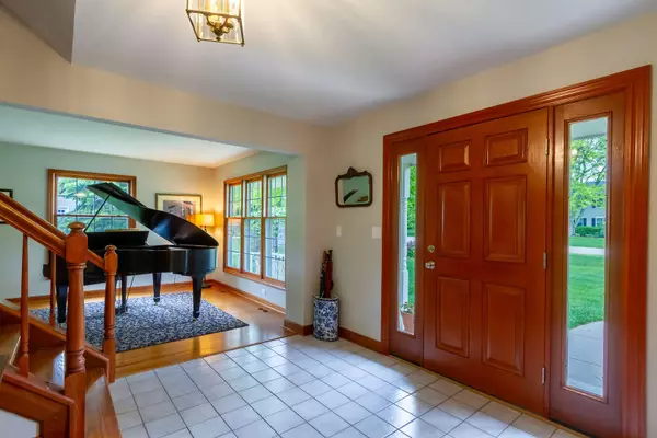 215 Hilltop LN, Sleepy Hollow, IL 60118