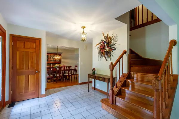 215 Hilltop LN, Sleepy Hollow, IL 60118