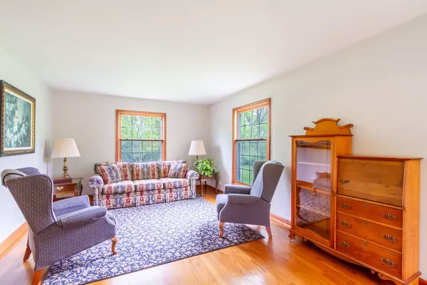 215 Hilltop LN, Sleepy Hollow, IL 60118