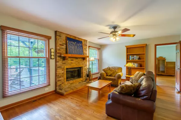 215 Hilltop LN, Sleepy Hollow, IL 60118