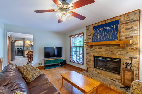 215 Hilltop LN, Sleepy Hollow, IL 60118