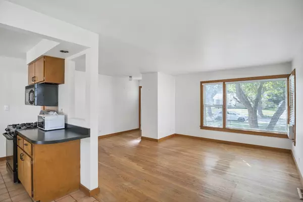 625 N EMERALD AVE, Mundelein, IL 60060