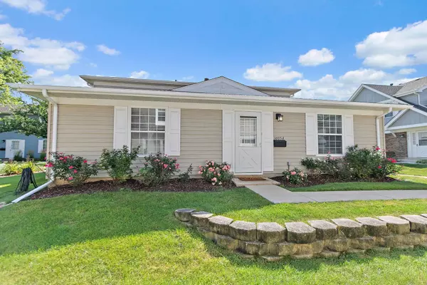 1605 Woodcutter LN #A, Wheaton, IL 60189