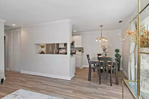 1605 Woodcutter LN #A, Wheaton, IL 60189