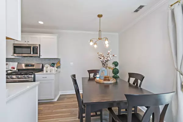 1605 Woodcutter LN #A, Wheaton, IL 60189