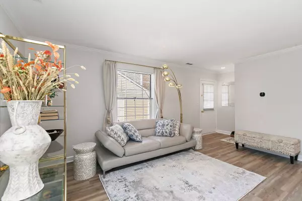 1605 Woodcutter LN #A, Wheaton, IL 60189