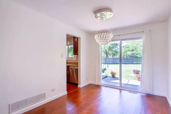 1150 Attleboro CT, Schaumburg, IL 60193