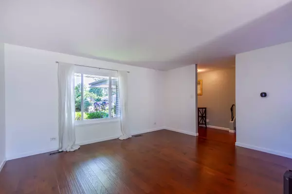 1150 Attleboro CT, Schaumburg, IL 60193