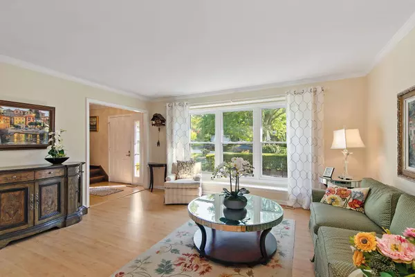 27W250 Birch ST, Winfield, IL 60190