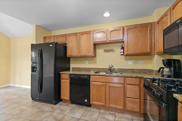 870 Clover LN, Pingree Grove, IL 60140