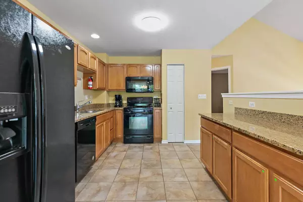 870 Clover LN, Pingree Grove, IL 60140