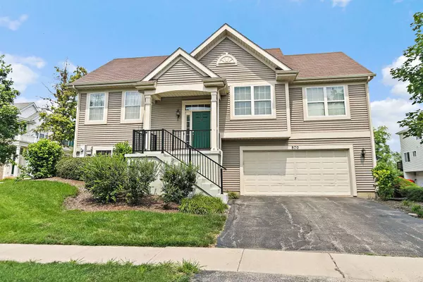 870 Clover LN, Pingree Grove, IL 60140