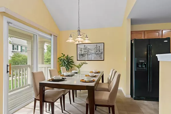 870 Clover LN, Pingree Grove, IL 60140