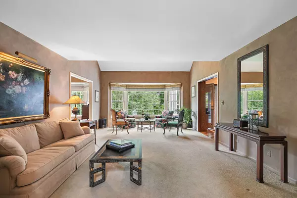 43 Ravenscraig LN, Inverness, IL 60067