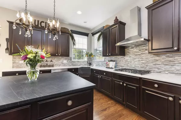 4545 Foxgrove DR, St. Charles, IL 60175