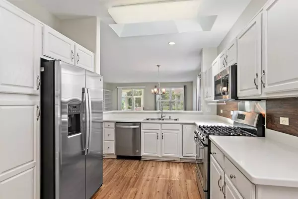 11773 Wildrose DR, Huntley, IL 60142