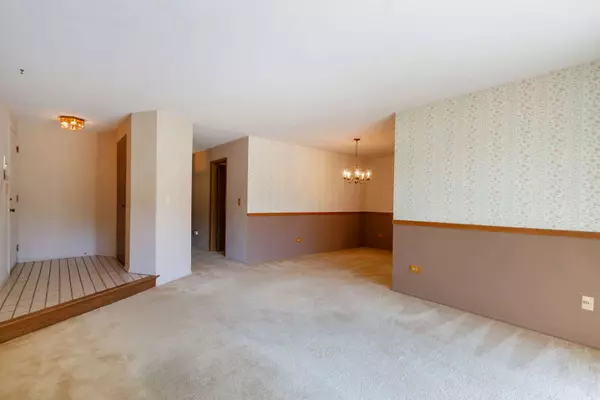 1405 Creekside CT #B, Elgin, IL 60123