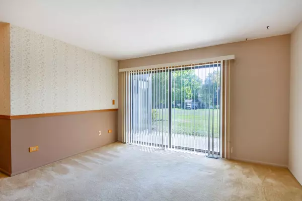 1405 Creekside CT #B, Elgin, IL 60123