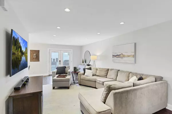 888 Geneva DR, Geneva, IL 60134