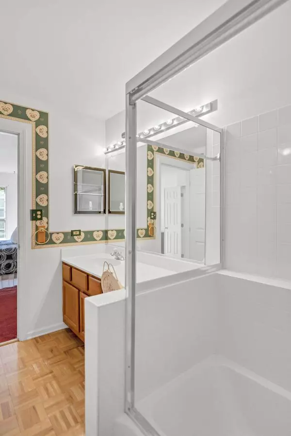 6 Dartmouth CT, Streamwood, IL 60107