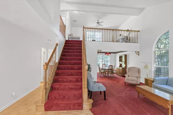 6 Dartmouth CT, Streamwood, IL 60107