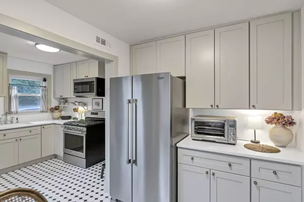 298 Harvey AVE, Des Plaines, IL 60016