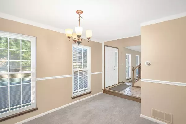 769 White Pine CIR, Lake In The Hills, IL 60156