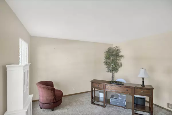 769 White Pine CIR, Lake In The Hills, IL 60156