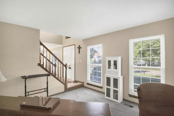 769 White Pine CIR, Lake In The Hills, IL 60156