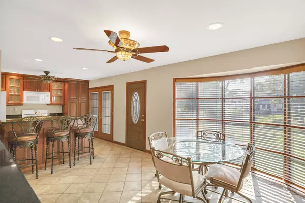 1306 E Best DR, Arlington Heights, IL 60004