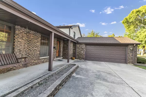 1306 E Best DR, Arlington Heights, IL 60004